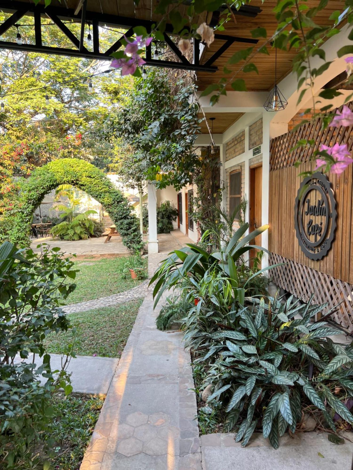 Jardin Cafe Hotel & Restaurant 그라시아스 외부 사진